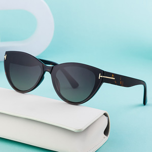 Gafas de Sol Personalizadas en Forma de T con Montura Negra, Lentes de PC con Protección UV400, Estilo Instagram para Mujer - Product Image 4