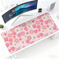 Tapis de souris mignon à motifs floraux et fraises pour espaces de travail et chambres. Motifs de camping amusants avec des fleurs roses et des fraises.