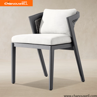 Ensemble de salle à manger d'extérieur moderne en aluminium avec chaises à dossier en corde tressée et table rectangulaire à plateau à lattes pour patio, jardin, villa