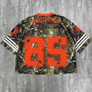 เสื้อฟุตบอลลายพราง Realtree สไตล์เรโทรแบบกำหนดเอง เสื้อยืดคอกลมทรงบ็อกซี่แบบครอป ผ้าโพลีเอสเตอร์ เสื้อยืดโอเวอร์ไซส์ลายกราฟิกเนื้อหนา - Product Image 2