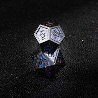 Jeu de dés polyédriques bleu irisé avec cadre gris anthracite, dés RPG à paillettes métalliques foncées pour jeux de table, collection et décoration