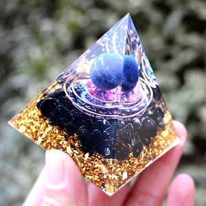 Pyramide en époxy cristallin avec boule de lapis-lazuli, décoration de maison, ornement de bureau - Product Image 3