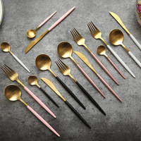 Ensemble de couverts or rose mat 4 pièces, finition bicolore, couteau, fourchette, cuillère à manche long et effilé pour cuisine et salle à manger