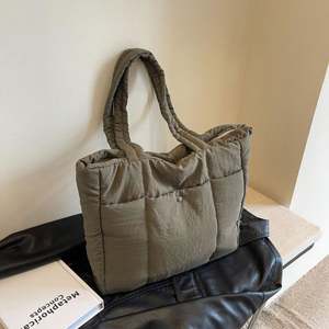 Sac fourre-tout matelassé léger et tendance de grande capacité pour femmes, idéal pour le transport – Vente en gros personnalisée - Product Image 5
