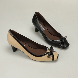Escarpins de bureau en <span class=keywords><strong>cuir</strong></span> verni bicolore à <span class=keywords><strong>talon</strong></span> chaton avec nœud, talons polyvalents pour tenue décontractée ou professionnelle, escarpins élégants et matures - Product Image 6