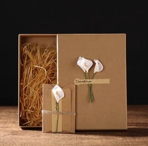 Motif de fleur haut de gamme personnaliser la taille Logo personnalisé artisanat recyclable boîte d'expédition cadeau avec herbe de raphia à l'intérieur