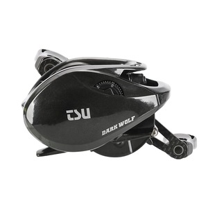 Carrete de Pesca Tsu Dark Wolf, 50 mm, Fibra de Carbono, Relación 7.1:1, Freno Magnético - Product Image 1