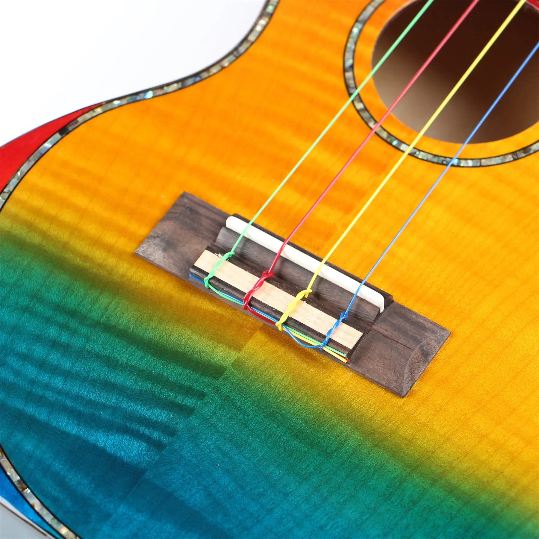 I più venduti orientale ciliegia W-D13-24 arcobaleno colore concerto 24 pollici solido Top ukulele personalizzato conchiglie colorate rilegatura OEM