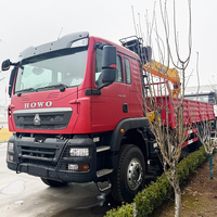 Camion-grue HOWO 8x4 de 25 tonnes avec moteur Weichai, pompe hydraulique et boîte de vitesses, flèche télescopique droite