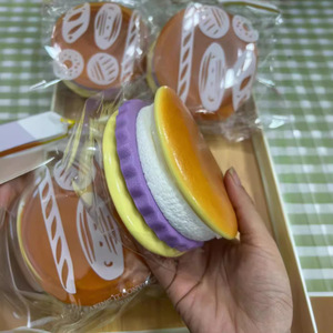 Squishies Mini Gâteaux Kawaii Dorayaki Japonais Parfumés à Remontée Lente, Jouet Anti-Stress pour Enfants en Silicone et Plastique TPE - Product Image 1