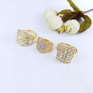 Anillos de hombre vintage chapados en oro de banda ancha con diamantes de imitación pavimentados y patrón geométrico de hojas mixtas - Product Image 5