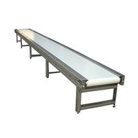 Bande transporteuse en PVC blanc pour la manipulation des matériaux dans les lignes de transformation et d'emballage alimentaires hygiéniques