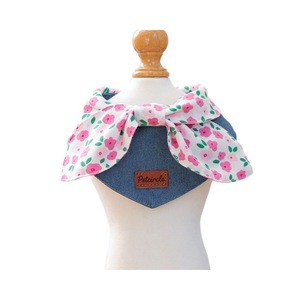 Baberos para mascotas, tanto para gatos como para perros, incluyendo baberos triangulares, baberos con lazo floral y accesorios para mascotas con temática vaquera. - Product Image 5