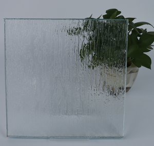 Panneau de verre décoratif gaufré à motif de grain de bois vertical hautement transparent pour cloison de hall d'hôtel et revêtement mural - Product Image 2