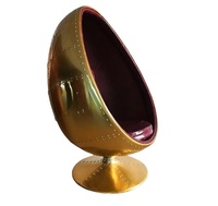 Chaise boule de luxe industrielle rétro dorée pour salon, chambre, appartement de style loft avec revêtement en cuir