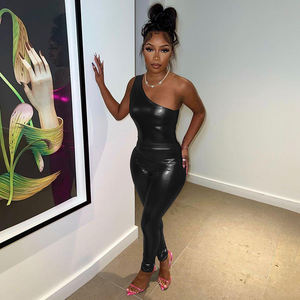 2023 primavera nuove donne sexy <span class=keywords><strong>in</strong></span> <span class=keywords><strong>pelle</strong></span> verniciata vestiti monospalla pantaloni a vita alta vestito stretto streetwear femminile - Product Image 5