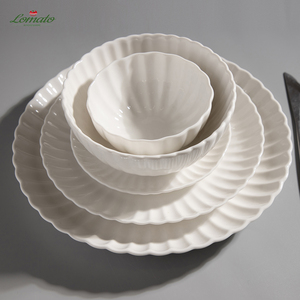 Service de table en porcelaine blanche gaufrée en forme de pétale, 24/36/48 pièces, pour hôtels et restaurants, avec logo personnalisé, coffret cadeau, vente en gros - Product Image 3