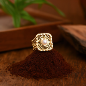 แหวนแฟชั่น สแตนเลสสตีล 316L ชุบทอง PVD ประดับมุกตรงกลาง ดีไซน์ทรงสี่เหลี่ยม - Product Image 3