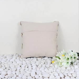 Housse de coussin décorative pour canapé, style bohème, tuftée à la main, texture pom-pom noir et ivoire, avec franges - Product Image 4