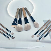Ensemble de pinceaux de maquillage de luxe 11 pièces en poils de chèvre et de renard des neiges, doux et naturels, avec manche en bois de santal vert, marque privée