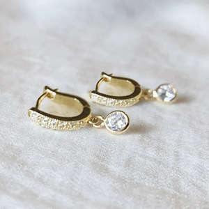 Orecchini a Cerchio con Cristalli Pavé per Donne, Tono Dorato, Accessori Semplici per Uso Quotidiano - Product Image 2
