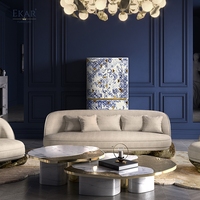 Ensemble de tables basses de salon de style moderne: combinaison de marbre et de laiton, formes irrégulières, luxueuses et artistiques