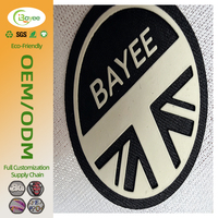 Etiqueta de silicona con efecto 3D en relieve, sólida y resistente, con diseño de logotipo personalizado, para gorras y bolsos.