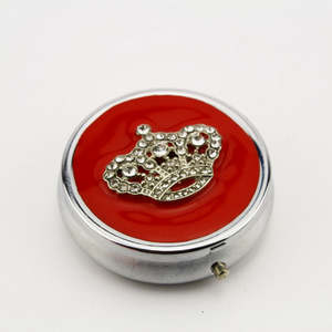 กล่องยาเม็ดโลหะเคลือบเงาประดับมินิไรน์สโตน 3 ช่อง ชุบเงิน ปุ่มกดเปิด พร้อมกระจก ขายส่งจำนวนมาก รับสั่งทำ - Product Image 5