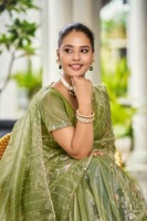 Sari en satin de créateur pour femme, orné de perles lourdes, collection élégante et fluide pour les fêtes, les fiançailles et les festivals
