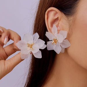 फैशनेबल ट्रेंडी रंगीन फूल के आकार के स्टड ईयररिंग्स - Product Image 6