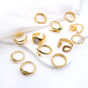 Anillo de sello grueso de acero inoxidable chapado en oro de 18 quilates con circonita cúbica trenzada para mujer - Product Image 3