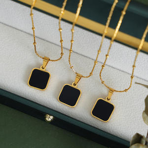 Collar con colgante de acrílico negro cuadrado de estilo minimalista de acero inoxidable chapado en oro de 18 quilates para regalo de mujer - Product Image 3
