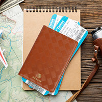 Portefeuille de voyage en cuir PU gaufré avec protection RFID, porte-cartes multiples, étui pour passeport personnalisable avec logo