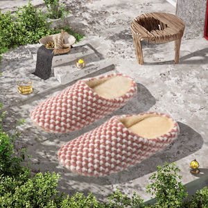 รองเท้าแตะคู่รักแบบสวมใส่สบายในบ้าน ผลิตจากไมโครไฟเบอร์เนื้อนุ่ม พื้นรองเท้าด้านนอกทำจาก EVA เหมาะสำหรับฤดูหนาว ดีไซน์ปิดนิ้วเท้า - Product Image 3