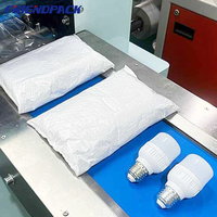 Machine d'emballage automatique à film bulle en plastique de type oreiller haute vitesse pour l'alimentation et l'habillement avec sacs de scellage