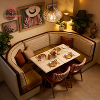 Vintage Mediterranes Hotel Café Coffeeshop Restaurant Gebogenes Stoff-Sofa mit Rautenmuster Rückenlehne Lederkissen Stuhl