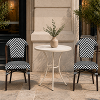 Chaise de salle à manger d'extérieur style bistrot français, en chevron noir et blanc, dossier incurvé, pour restaurant, café, terrasse