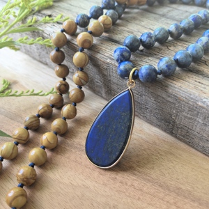 Mala in diaspro venato, ciondolo in lapislazzuli, collana da meditazione con 108 perle annodate a mano, gioielli yoga, cristalli curativi, regalo per la connessione con la terra - Product Image 3