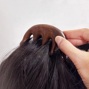 Peigne de massage Hainuo Meridian de Haier, un peigne de massage en bois à cinq doigts, petit et portable, adapté au gua sha (grattage). - Product Image 3