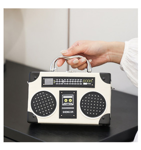 Bolso de mano con forma de radio retro para mujer, novedoso bolso cruzado de PU con asa superior para fiestas y uso diario. - Product Image 5