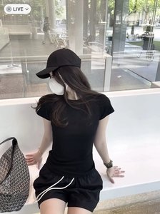 เสื้อยืดผู้หญิงทรงเข้ารูป ไร้ตะเข็บ เสื้อโยคะสั้น สาวเปรี้ยว เซ็กซี่ กระชับ ระบายอากาศดี เหมาะสำหรับออกกำลังกาย วิ่ง และเล่นกีฬา - Product Image 4