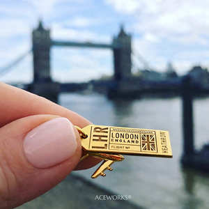 Breloques pour étiquettes d'aéroport |   Pendentifs de <span class=keywords><strong>voyage</strong></span> en acier inoxydable plaqué or PVD 18 carats |   Imperméable, hypoallergénique et résistant au ternissement - Product Image 4