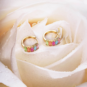 Joyería CM <span class=keywords><strong>de</strong></span> Moda Aretes Tipo Huggie <span class=keywords><strong>de</strong></span> Latón con Zirconia Bañados en Oro <span class=keywords><strong>de</strong></span> 18K, Aretes <span class=keywords><strong>de</strong></span> Aro Pequeños y Elegantes <span class=keywords><strong>de</strong></span> Oro Laminado con Piedra <span class=keywords><strong>de</strong></span> Color - Product Image 5
