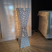 Support de fleurs lumineux LED en métal blanc creux pour centre de table de mariage, décoration d'allée et de chemin pour événements, banquets et location de mariage