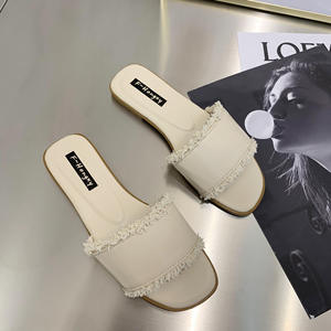 รองเท้าแตะแบบสวมหน้าร้อนปี 2021 รุ่นใหม่ พื้นเรียบ แฟชั่นสำหรับผู้หญิง หัวเข็มขัดโลหะ แต่งขน สไตล์สายเดี่ยว น้ำหนักเบา ทันสมัย - Product Image 3