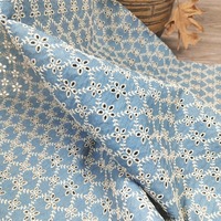 Tissu en coton denim bleu clair et blanc à broderie géométrique ajourée, motif floral miniature, pour robe d'été