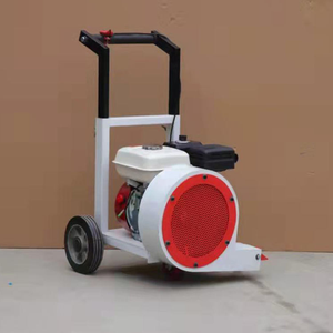 Souffleur de voirie thermique portatif blanc avec ventilateur rouge, alimenté par moteur, pour le nettoyage des surfaces en béton - Product Image 3