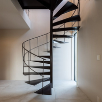 Escalier en colimaçon circulaire contemporain Anewson en acier au carbone avec verre courbé, luxueux et peu encombrant