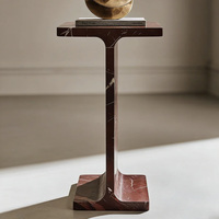 Table d'appoint en marbre Rosso Levanto de luxe, piédestal sculptural en forme de I pour un intérieur haut de gamme