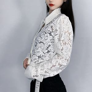 Chemisier élégant semi-transparent en dentelle florale pour femme avec boutons sur le devant – Blouses et chemises OEM - Product Image 5